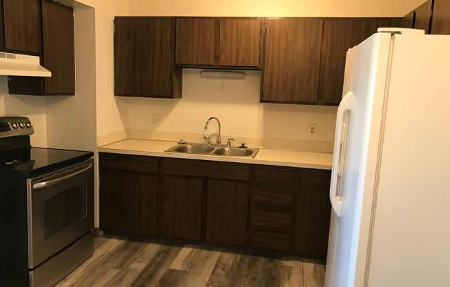 3 beds, 1 bath, 759 sqft, $780