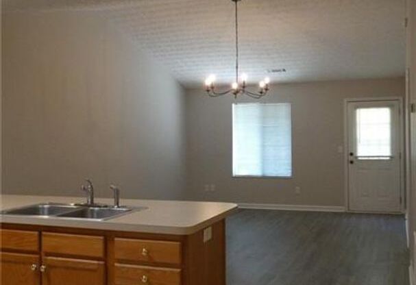 2 bed/2 bath end unit in Gainesville