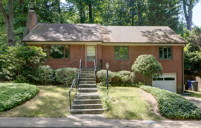 Charming 3-Bedroom, 2-Bathroom Home in North Arlington