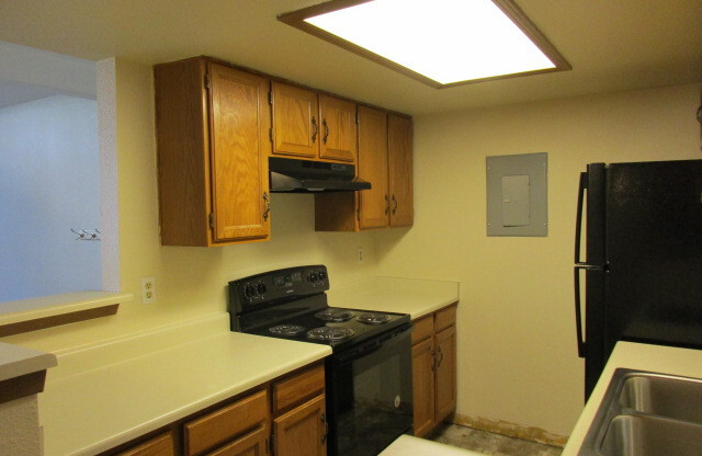 2 beds, 2 baths, 1,020 sqft, $1,900, Unit 921 S Zeno Way