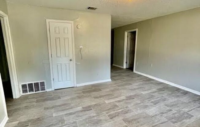 3 beds, 1 bath, $1,100