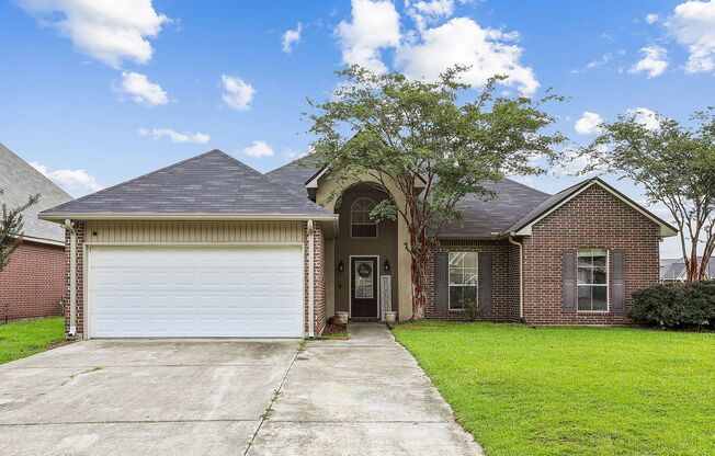 3BR/2BA home in Denham Springs!