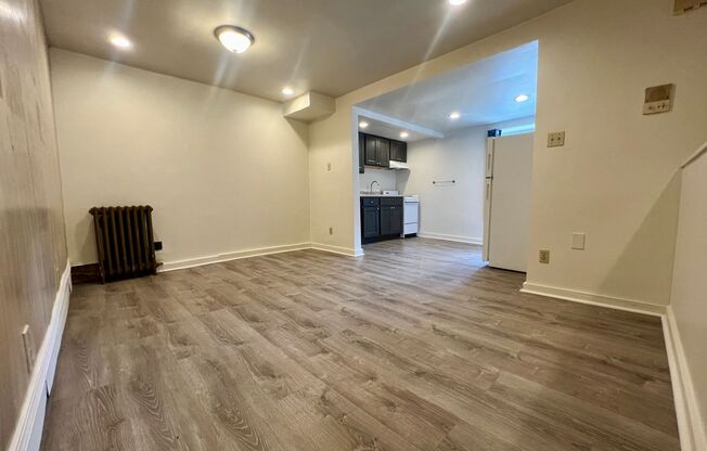 Spacious 2 Bedroom in Oakland! Equipped Kitchen & HEAT Included! Call Today!