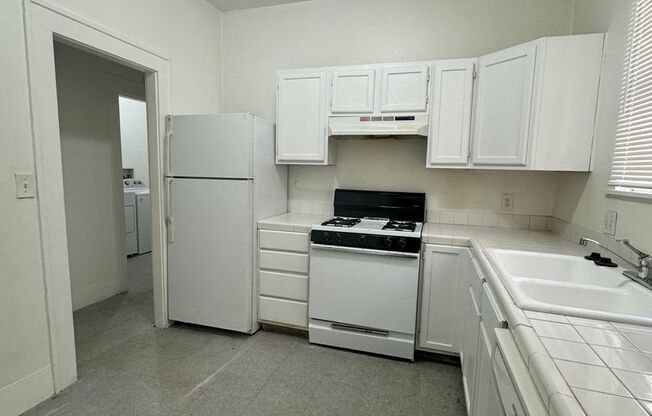 2 beds, 1 bath, 938 sqft, $1,295