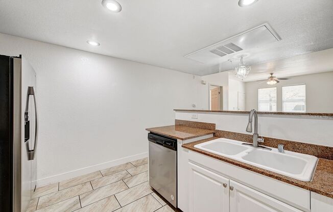 Adorable One Bedroom Walking Distance to Lone Mountain!