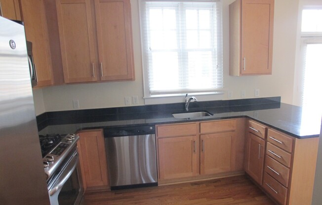 Luxury 3 Bedrooms and 2.5 Baths Townhouse located in the Southborough Complex!