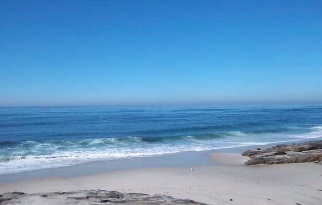 Upstairs 2BR/2BA in North Pacific Beach with W/D IN UNIT and Garage!