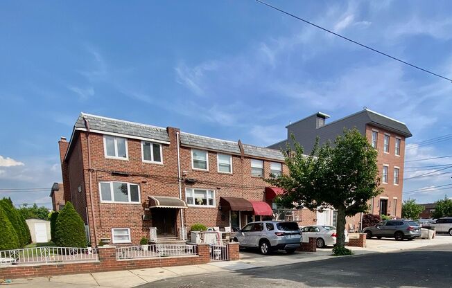 PACKER PARK 3 Bedroom/2 Bath CORNER HOME -an URBAN OASIS in the heart of SOUTH PHILADELPHIA!