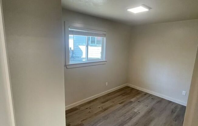 1 bed, 1 bath, $1,400, Unit 1050 Warner Ave