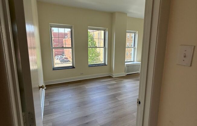 1 bed, 1 bath, 572 sqft, $1,510, Unit Old King Edward 21