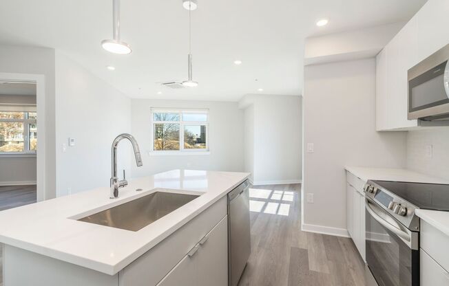 2 beds, 2 baths, 927 sqft, $1,935, Unit B220