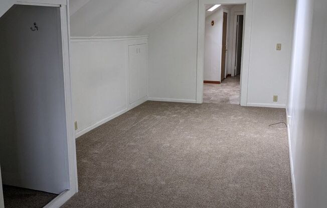 2 beds, 1 bath, $1,100, Unit 727-UP