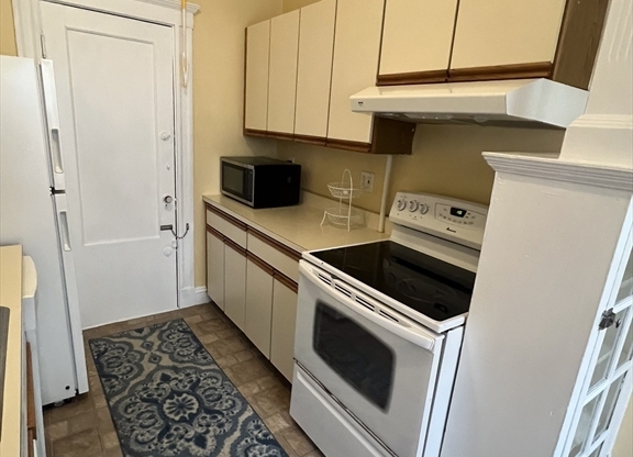 1 bed, 1 bath, 595 sqft, $2,900, Unit 43