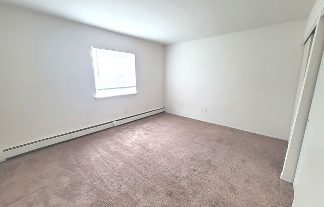 2 beds, 1 bath, $1,400, Unit 316