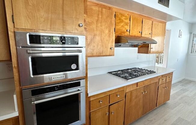4+2 Mid Century Modern Home - New Appliances, 2 Car Garage, Fireplace, Spacious Living Space, Covered Patio