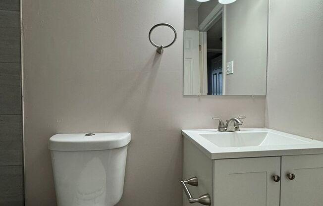 Beautifully Updated 2-Bedroom in Grove Park—Transit Access