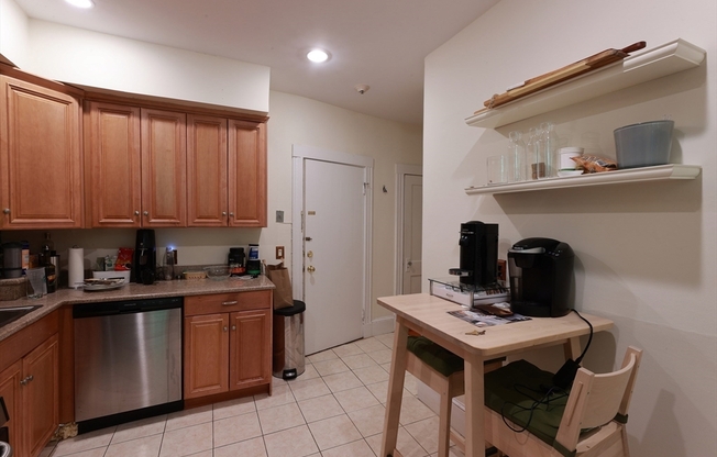 2 beds, 1 bath, 820 sqft, $2,500, Unit 2