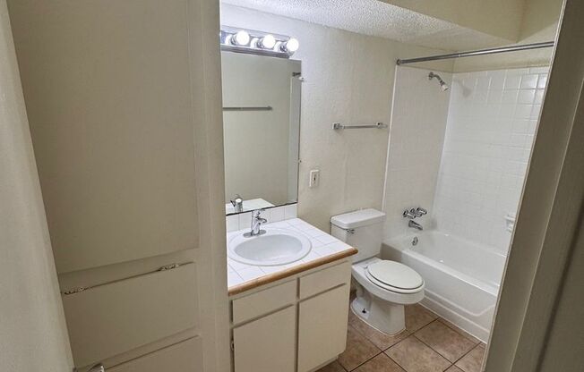 1 bed, 1 bath, 700 sqft, $1,024, Unit LAW11-221