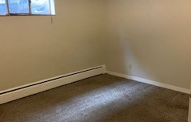 2 beds, 1 bath, $1,800, Unit 686