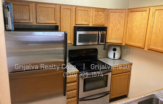 Furnished 2 Bedroom Condo with Community Pool Close to the UofA! (Speedway/Euclid)