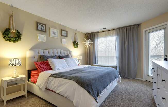 Regency Woods Apartments in Minnetonka, MN Bedroom