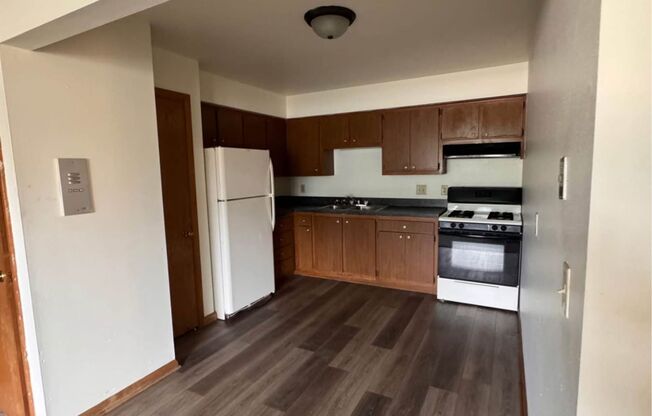 Spacious 2 Bedroom Apartment Available!