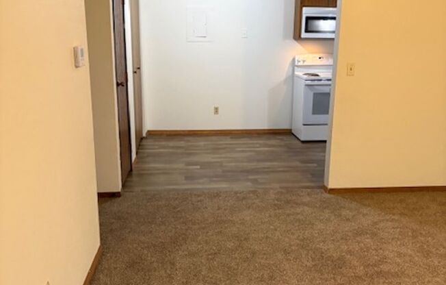 2 beds, 1 bath, 925 sqft, $950, Unit 56