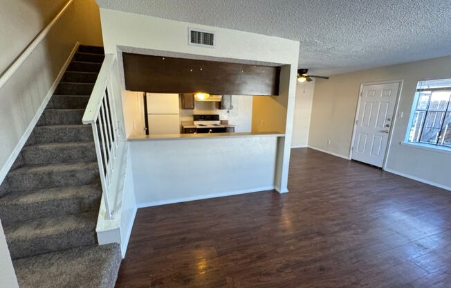 2 beds, 1 bath, 968 sqft, $850, Unit 4503 Westcliff Unit D