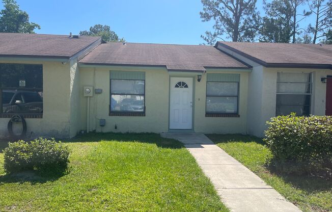 2/1 Townhome close to shopping