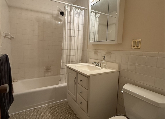 Studio, 1 bath, 390 sqft, $2,100, Unit 45