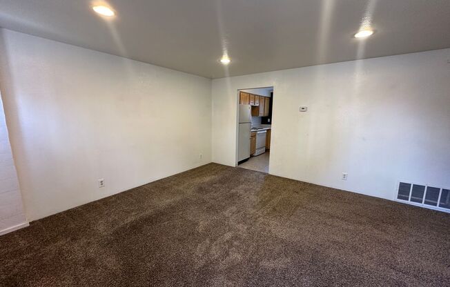 2 beds, 1 bath, $1,300, Unit UNIT 2