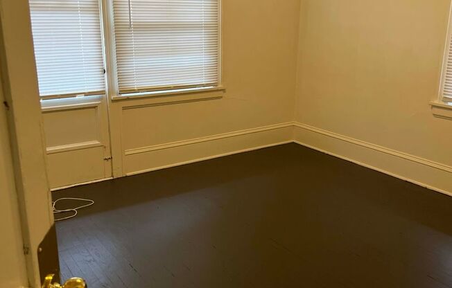 8 Bedroom 2 Bathroom House 6 Parking Spots U District