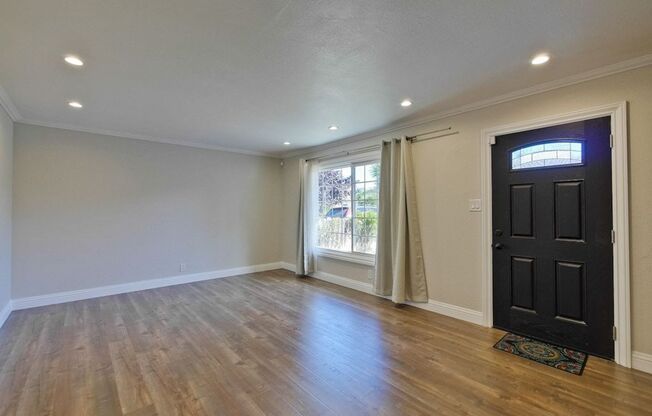 Remodeled 2 Bed 1 Bath Home with Bonus Room in Menlo Park