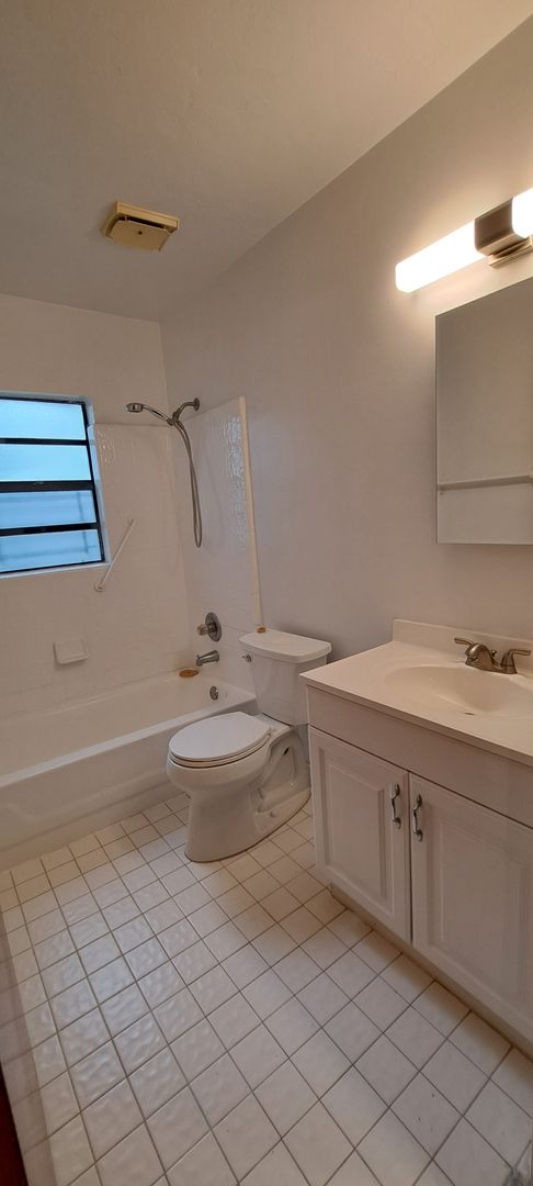 2 beds, 1 bath, $1,050