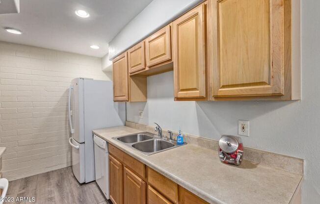 2 beds, 1 bath, $1,595