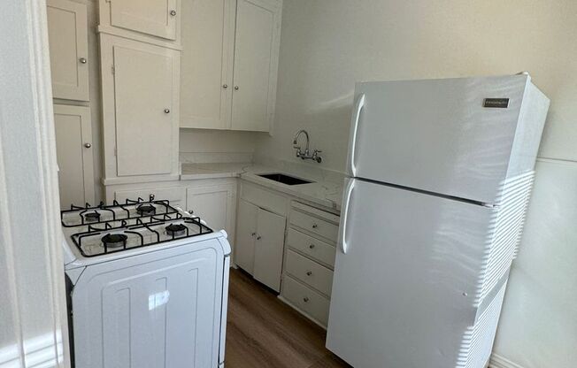 121 N La Peer Dr
