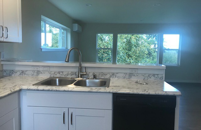RENT SPECIAL! $1000 OFF OF FIRST MONTH! 5 Bed 3 Bath Home near WWU!