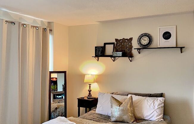 Great Location, Sunny 8th Floor Studio with Panoramic View, Pool,Gym