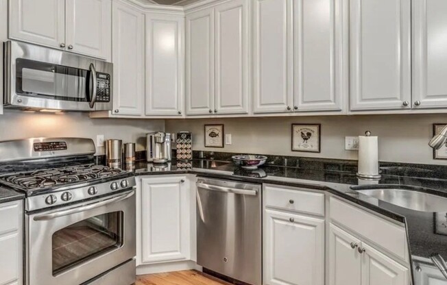 2 beds, 2 baths, 940 sqft, $3,000, Unit 5-2