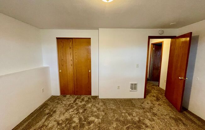 3 beds, 2 baths, 1,334 sqft, $1,475, Unit 933