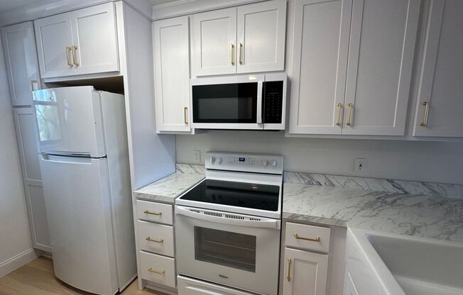 2 bedroom 1 Bath newly renovated 1 mile from the beach