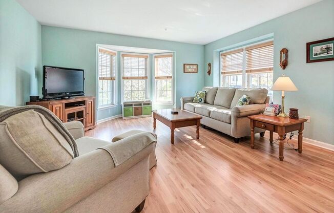 Extremely well maintained END UNIT townhouse in Ballenger creek available before the holidays!