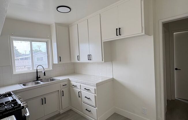3 beds, 1 bath, 1,075 sqft, $2,695, Unit 14518 S Berendo Ave-B