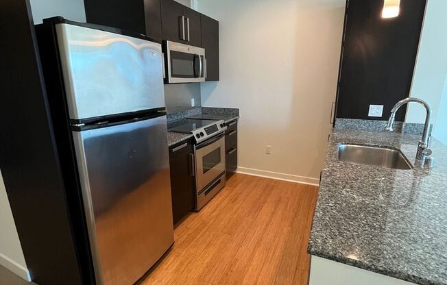 Beautiful top floor 1BD/1BA unit in the Hayes