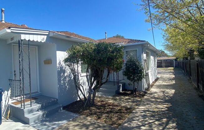 $2390 / 2 BR - GORGEOUS RECENTLY REMODELED CENTRAL LIVERMORE DUPLEX UNIT