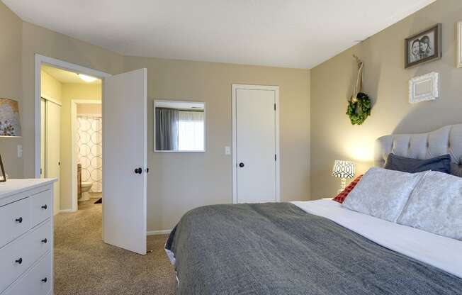 Regency Woods Apartments in Minnetonka, MN Bedroom