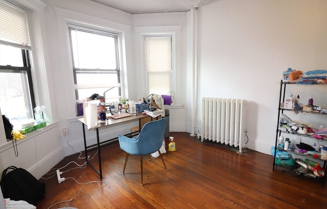 3 beds, 1 bath, $4,595, Unit 6