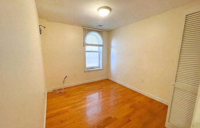 3 beds, 1 bath, 750 sqft, $4,600, Unit 204