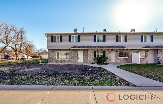 Newly Remodeled End Unit Townhome!