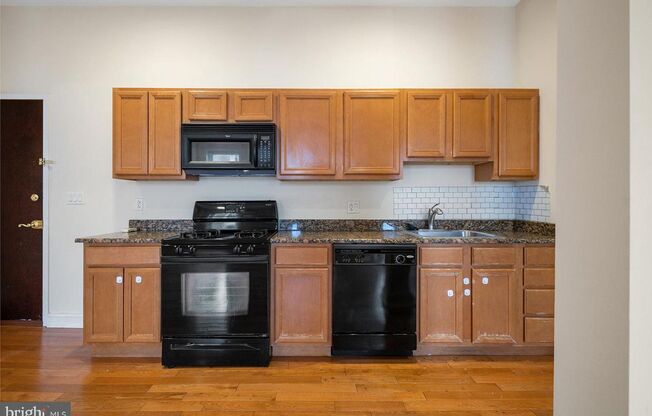 2 beds, 2 baths, 988 sqft, $2,100, Unit 215